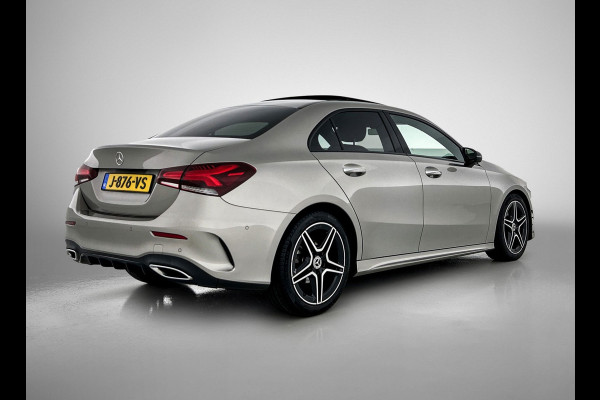 Mercedes-Benz A-Klasse 180 AMG Night Upgrade Automaat (PANORAMADAK, SFEERVERLICHTING, STOELVERWARMING, CAMERA, 1e EIGENAAR)