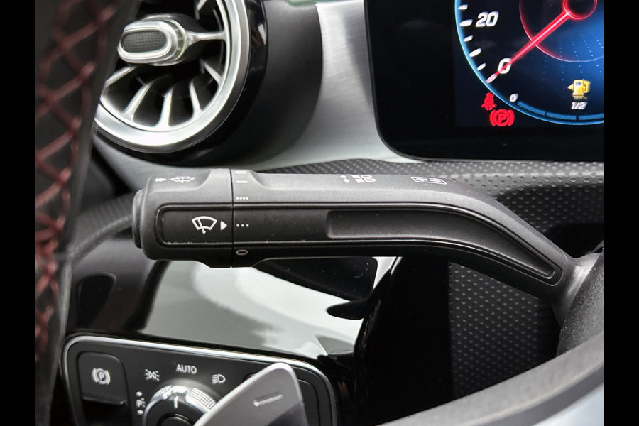 Mercedes-Benz A-Klasse 180 AMG Night Upgrade Automaat (PANORAMADAK, SFEERVERLICHTING, STOELVERWARMING, CAMERA, 1e EIGENAAR)
