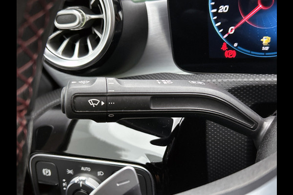 Mercedes-Benz A-Klasse 180 AMG Night Upgrade Automaat (PANORAMADAK, SFEERVERLICHTING, STOELVERWARMING, CAMERA, 1e EIGENAAR)