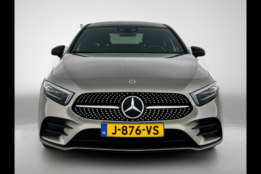 Mercedes-Benz A-Klasse 180 AMG Night Upgrade Automaat (PANORAMADAK, SFEERVERLICHTING, STOELVERWARMING, CAMERA, 1e EIGENAAR)