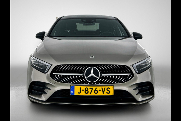 Mercedes-Benz A-Klasse 180 AMG Night Upgrade Automaat (PANORAMADAK, SFEERVERLICHTING, STOELVERWARMING, CAMERA, 1e EIGENAAR)
