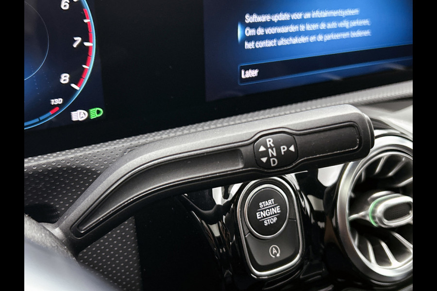 Mercedes-Benz A-Klasse 180 AMG Night Upgrade Automaat (PANORAMADAK, SFEERVERLICHTING, STOELVERWARMING, CAMERA, 1e EIGENAAR)