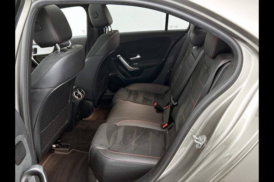 Mercedes-Benz A-Klasse 180 AMG Night Upgrade Automaat (PANORAMADAK, SFEERVERLICHTING, STOELVERWARMING, CAMERA, 1e EIGENAAR)