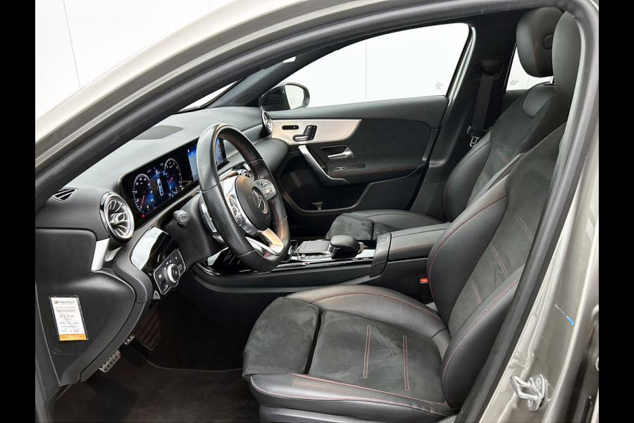 Mercedes-Benz A-Klasse 180 AMG Night Upgrade Automaat (PANORAMADAK, SFEERVERLICHTING, STOELVERWARMING, CAMERA, 1e EIGENAAR)