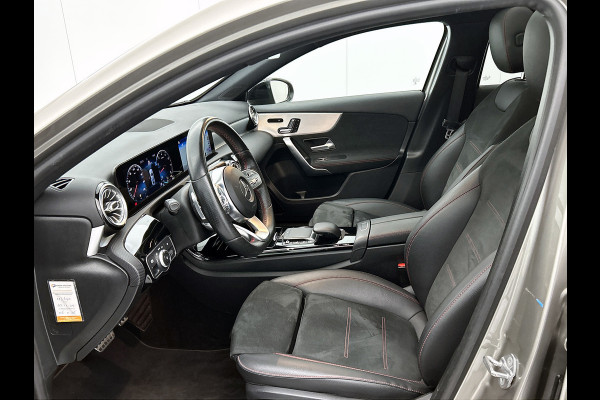 Mercedes-Benz A-Klasse 180 AMG Night Upgrade Automaat (PANORAMADAK, SFEERVERLICHTING, STOELVERWARMING, CAMERA, 1e EIGENAAR)