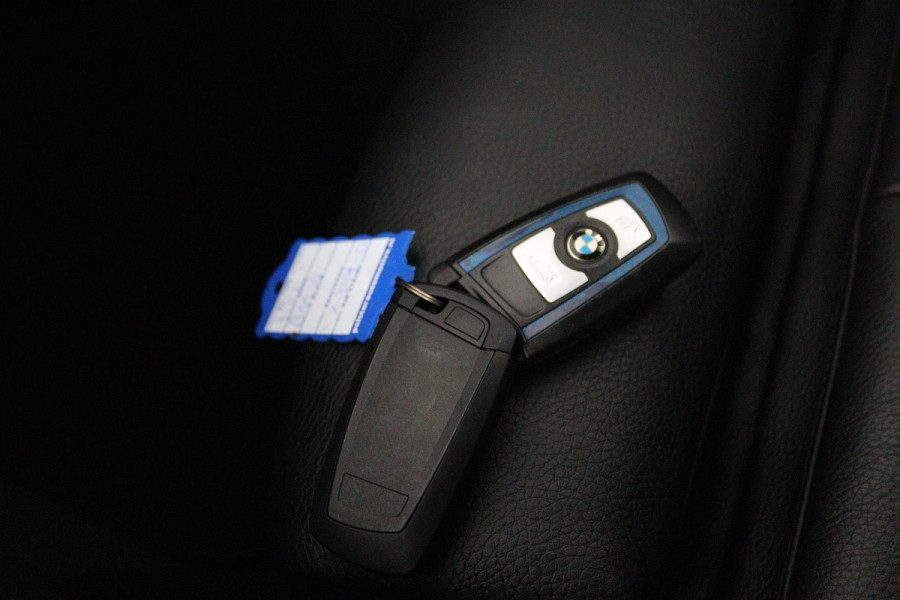 BMW 3 Serie Touring 318i M Sport Edition (STOELVERWARMING, NAVIGATIE, PARKEERSENSOREN, AUTOMAAT, CRUISE CONTROL, NL-AUTO)