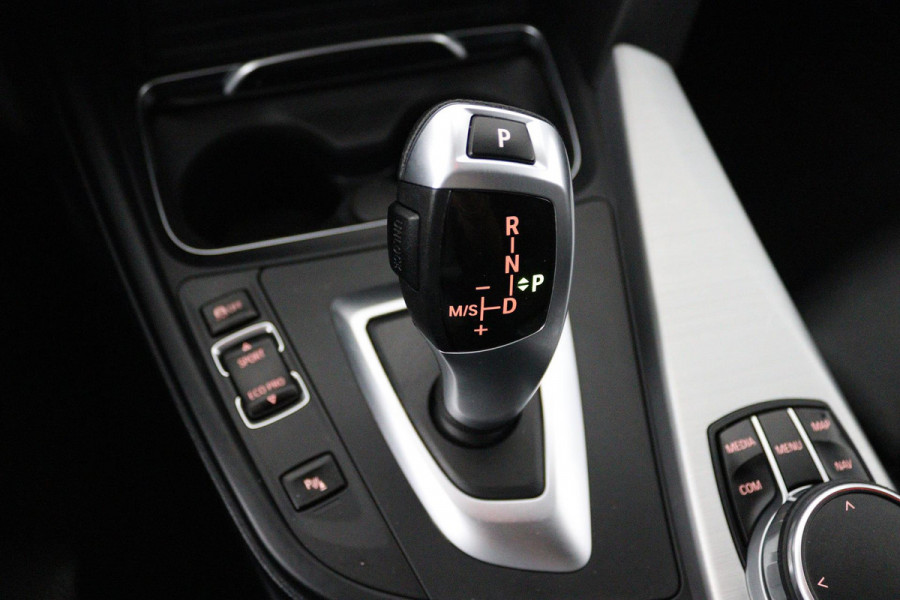 BMW 3 Serie Touring 318i M Sport Edition (STOELVERWARMING, NAVIGATIE, PARKEERSENSOREN, AUTOMAAT, CRUISE CONTROL, NL-AUTO)