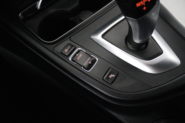 BMW 3 Serie Touring 318i M Sport Edition (STOELVERWARMING, NAVIGATIE, PARKEERSENSOREN, AUTOMAAT, CRUISE CONTROL, NL-AUTO)