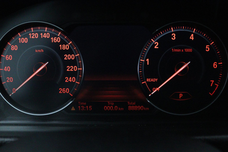 BMW 3 Serie Touring 318i M Sport Edition (STOELVERWARMING, NAVIGATIE, PARKEERSENSOREN, AUTOMAAT, CRUISE CONTROL, NL-AUTO)