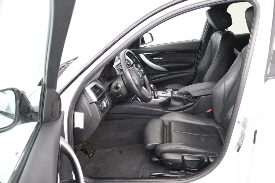 BMW 3 Serie Touring 318i M Sport Edition (STOELVERWARMING, NAVIGATIE, PARKEERSENSOREN, AUTOMAAT, CRUISE CONTROL, NL-AUTO)