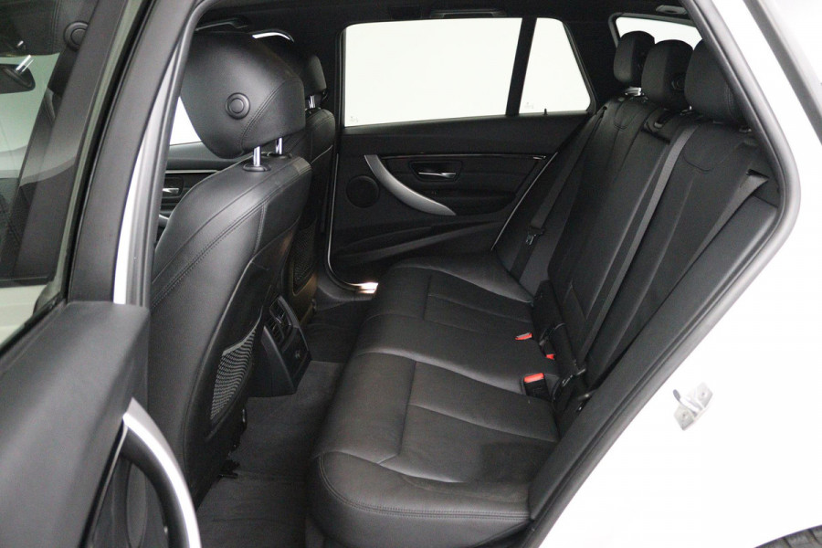 BMW 3 Serie Touring 318i M Sport Edition (STOELVERWARMING, NAVIGATIE, PARKEERSENSOREN, AUTOMAAT, CRUISE CONTROL, NL-AUTO)