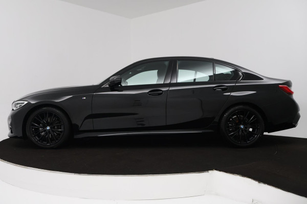 BMW 3-serie 320i High Executive Edition (PARKEERSENSOREN, STOELVERWARMING, LEER, NAVIGATIE, NL-AUTO)