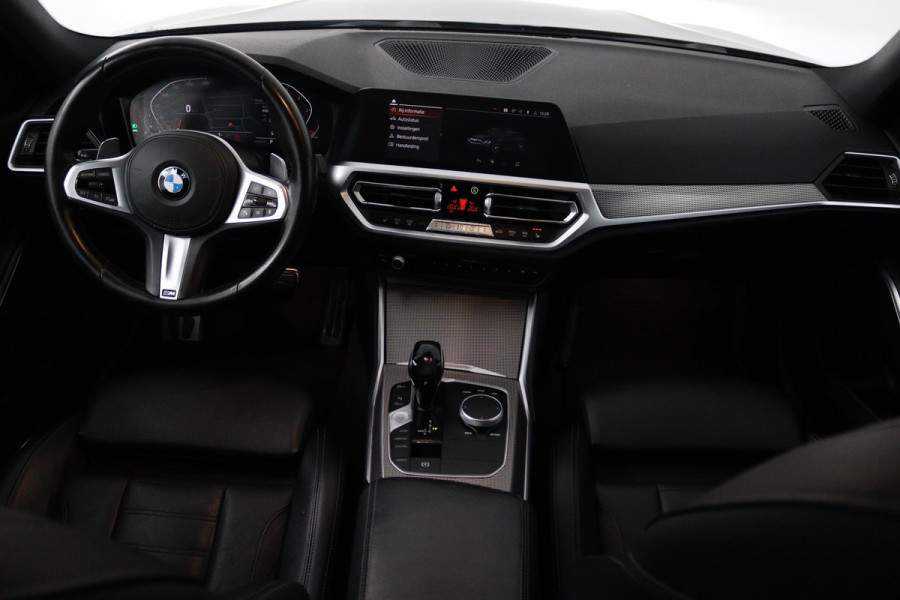 BMW 3-serie 320i High Executive Edition (PARKEERSENSOREN, STOELVERWARMING, LEER, NAVIGATIE, NL-AUTO)