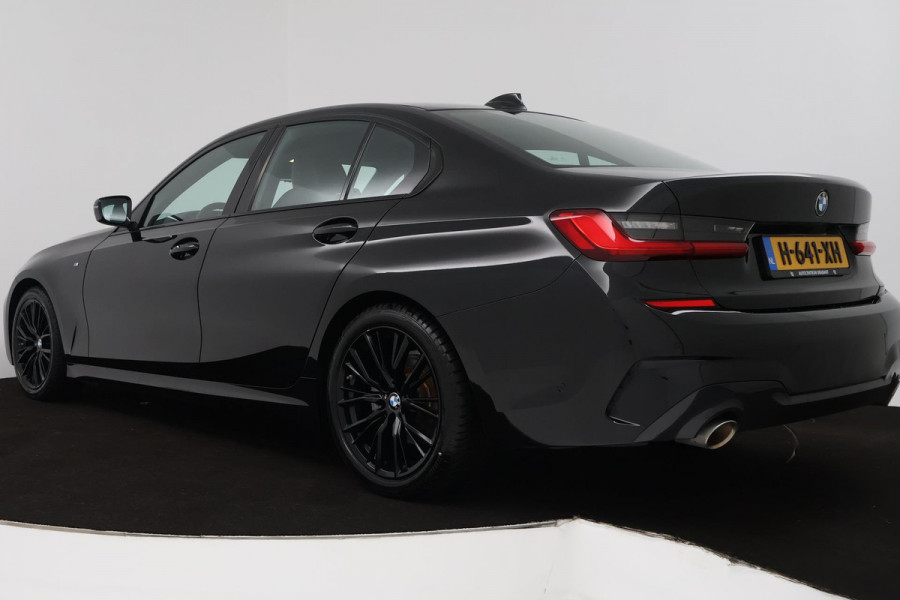 BMW 3-serie 320i High Executive Edition (PARKEERSENSOREN, STOELVERWARMING, LEER, NAVIGATIE, NL-AUTO)