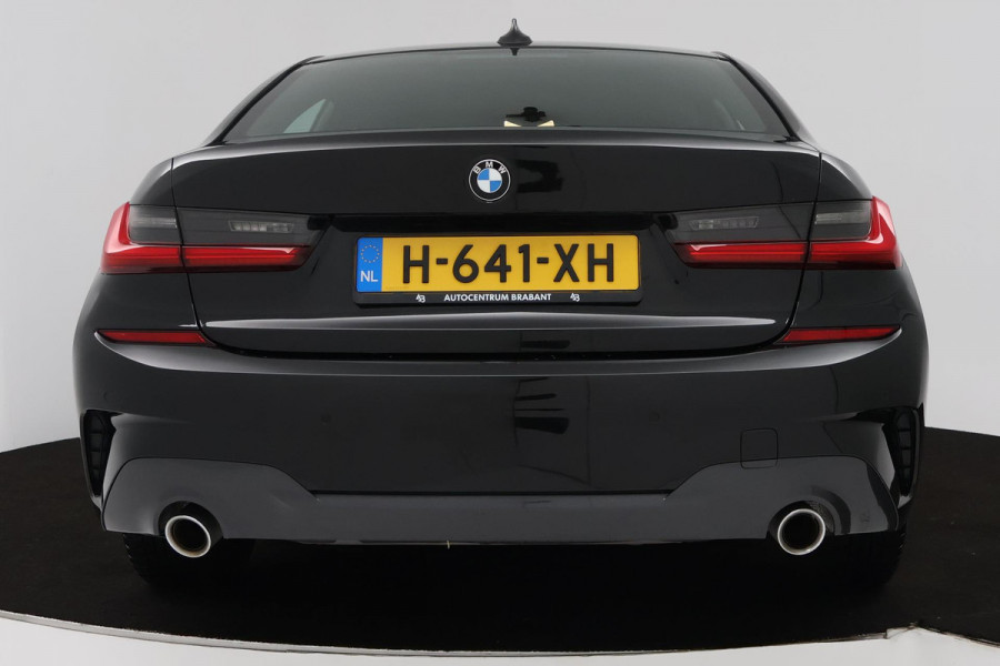 BMW 3-serie 320i High Executive Edition (PARKEERSENSOREN, STOELVERWARMING, LEER, NAVIGATIE, NL-AUTO)
