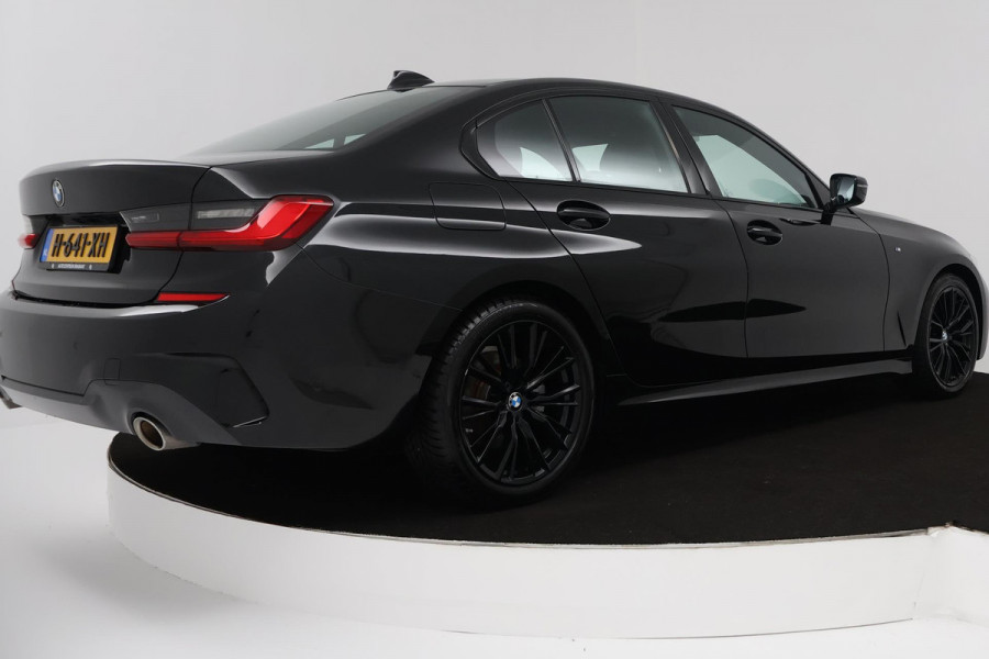 BMW 3-serie 320i High Executive Edition (PARKEERSENSOREN, STOELVERWARMING, LEER, NAVIGATIE, NL-AUTO)