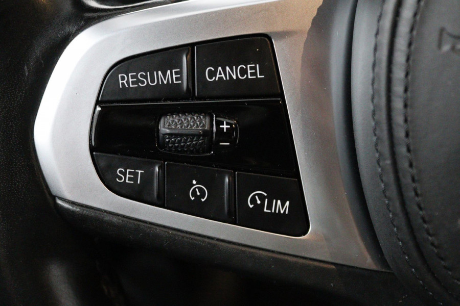 BMW 3-serie 320i High Executive Edition (PARKEERSENSOREN, STOELVERWARMING, LEER, NAVIGATIE, NL-AUTO)