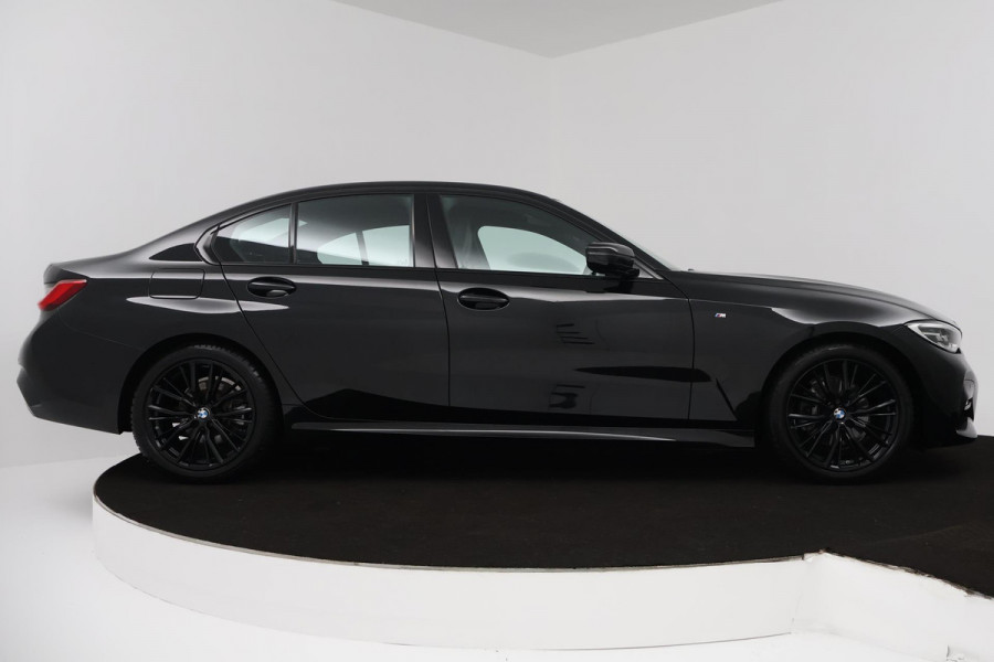BMW 3-serie 320i High Executive Edition (PARKEERSENSOREN, STOELVERWARMING, LEER, NAVIGATIE, NL-AUTO)