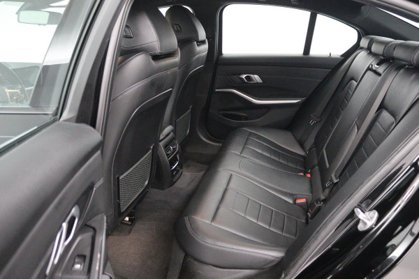 BMW 3-serie 320i High Executive Edition (PARKEERSENSOREN, STOELVERWARMING, LEER, NAVIGATIE, NL-AUTO)