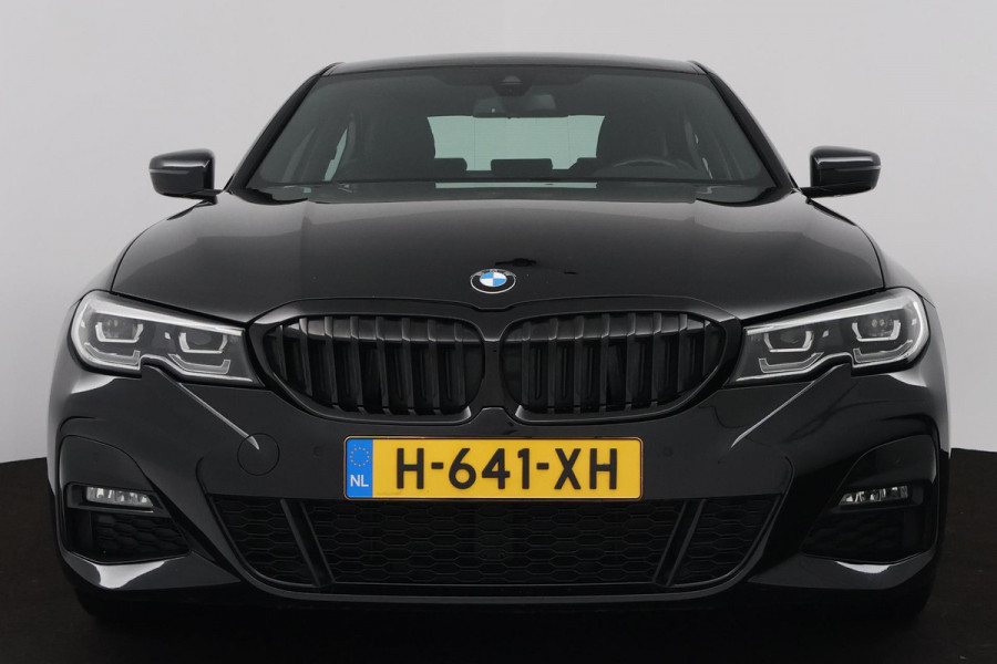 BMW 3-serie 320i High Executive Edition (PARKEERSENSOREN, STOELVERWARMING, LEER, NAVIGATIE, NL-AUTO)