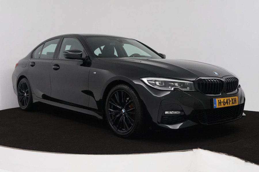 BMW 3-serie 320i High Executive Edition (PARKEERSENSOREN, STOELVERWARMING, LEER, NAVIGATIE, NL-AUTO)