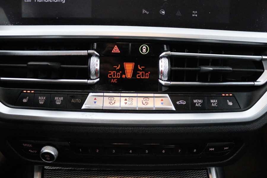 BMW 3-serie 320i High Executive Edition (PARKEERSENSOREN, STOELVERWARMING, LEER, NAVIGATIE, NL-AUTO)