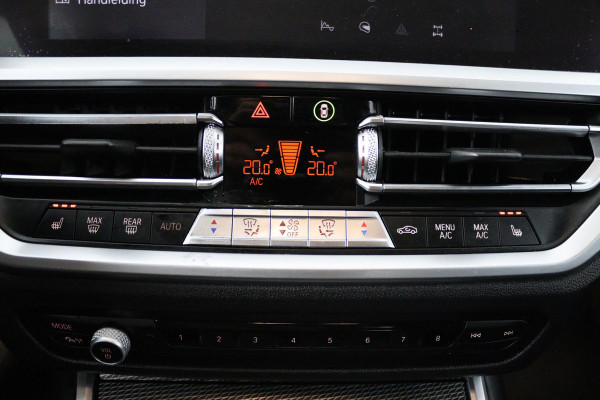 BMW 3-serie 320i High Executive Edition (PARKEERSENSOREN, STOELVERWARMING, LEER, NAVIGATIE, NL-AUTO)