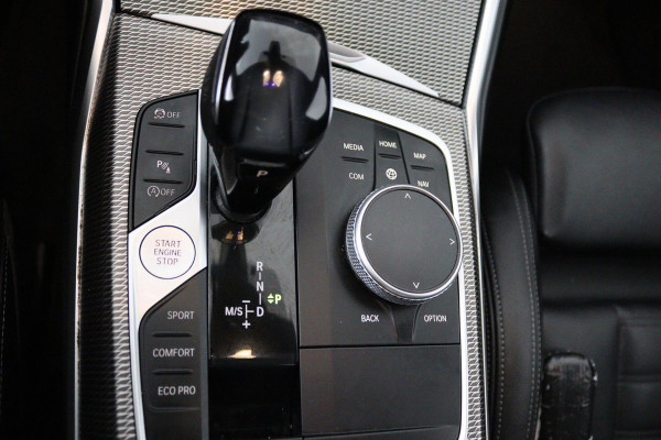 BMW 3-serie 320i High Executive Edition (PARKEERSENSOREN, STOELVERWARMING, LEER, NAVIGATIE, NL-AUTO)