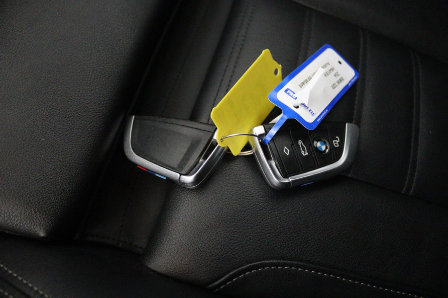 BMW 3-serie 320i High Executive Edition (PARKEERSENSOREN, STOELVERWARMING, LEER, NAVIGATIE, NL-AUTO)