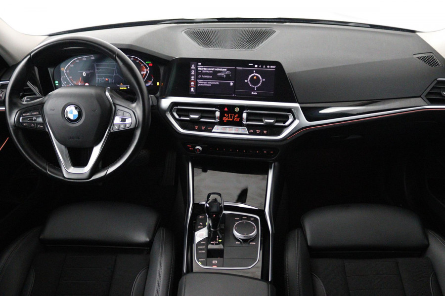 BMW 3 Serie Touring 318i Executive Edition (PARKEERSENSOREN, CRUISE CONTROL, NAVIGATIE, NL-AUTO, DEALER ONDERHOUDEN)