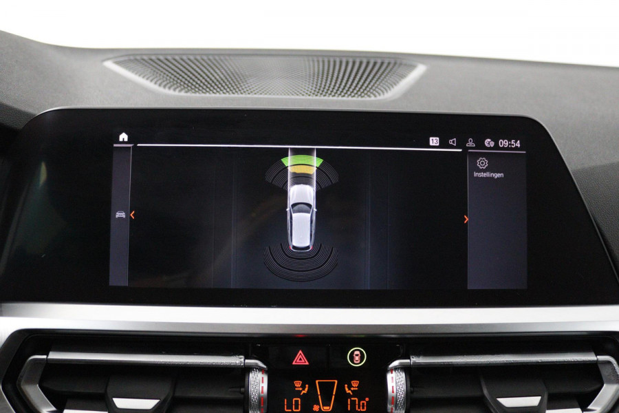 BMW 3 Serie Touring 318i Executive Edition (PARKEERSENSOREN, CRUISE CONTROL, NAVIGATIE, NL-AUTO, DEALER ONDERHOUDEN)