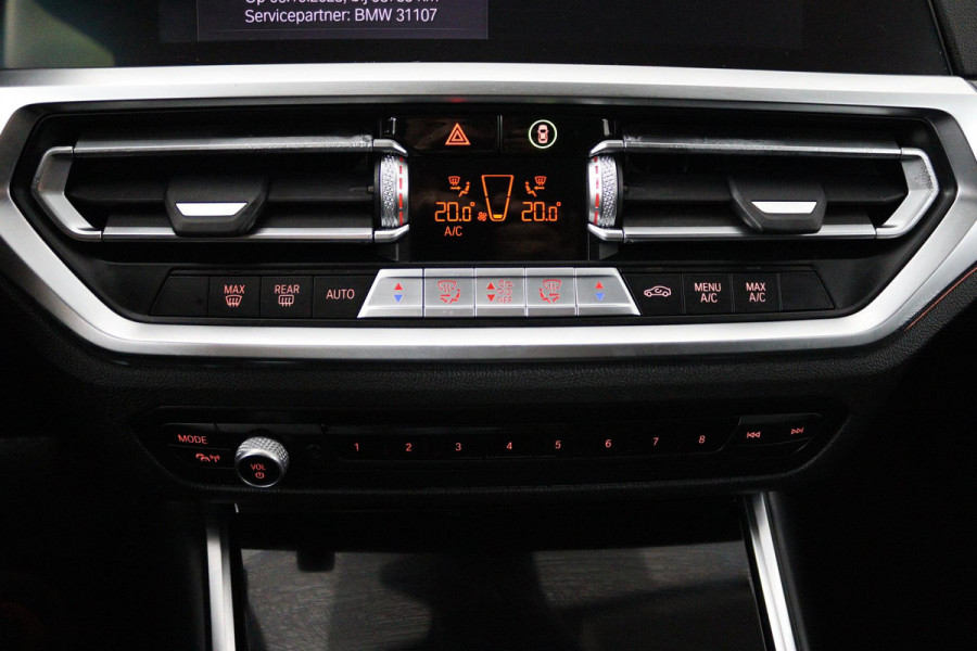 BMW 3 Serie Touring 318i Executive Edition (PARKEERSENSOREN, CRUISE CONTROL, NAVIGATIE, NL-AUTO, DEALER ONDERHOUDEN)