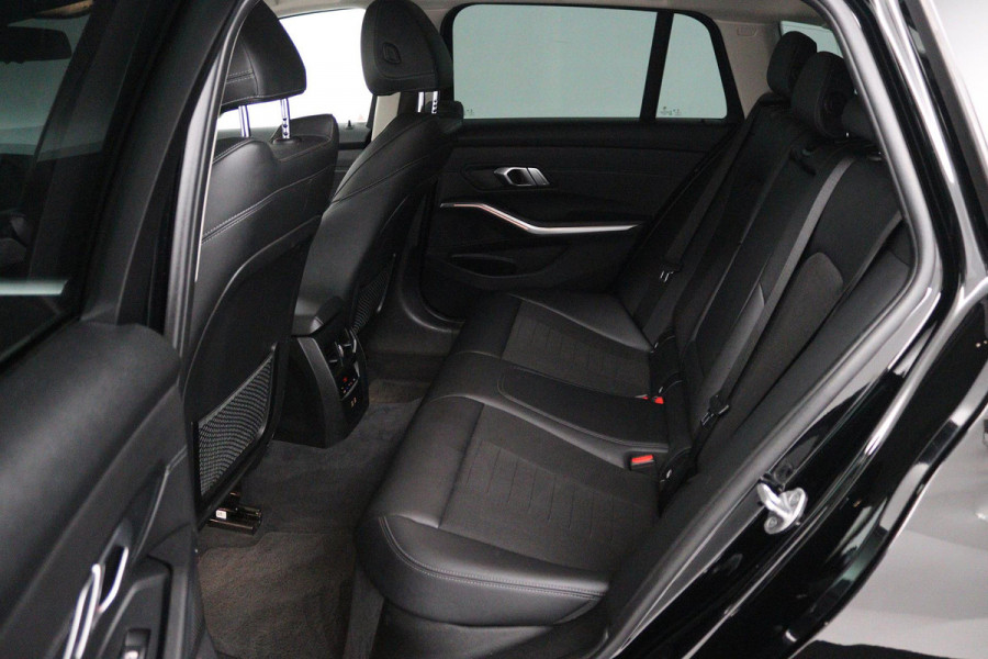 BMW 3 Serie Touring 318i Executive Edition (PARKEERSENSOREN, CRUISE CONTROL, NAVIGATIE, NL-AUTO, DEALER ONDERHOUDEN)