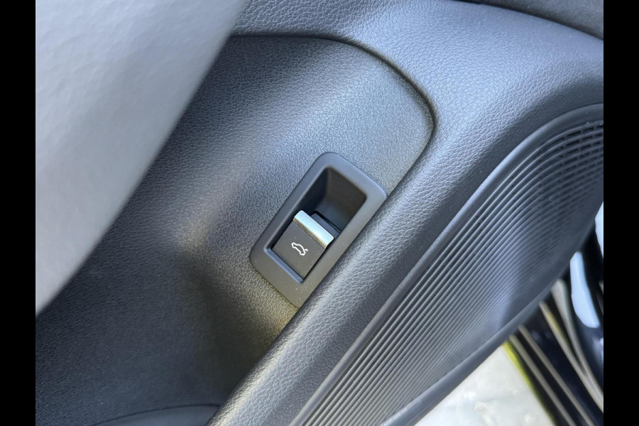 Audi A4 Avant 35 TFSI S-line Automaat | Panoramadak | Leer/alcantara bekleding | Elektrisch verstelbare bestuurdersstoel | LED verlichti