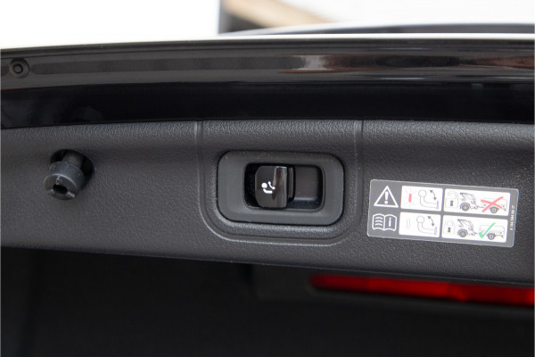 Mercedes-Benz C-Klasse 300 e AMG Line, Distronic, Trekhaak, Hybrid 2024