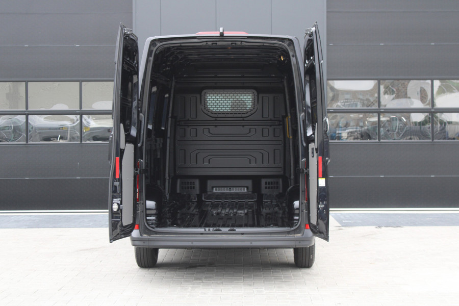 Volkswagen Crafter 35 2.0 TDI L3H3 177pk - LED koplampen - Navigatie - Geveerde stoel - Cruise - Camera - DAB - Parkeersensoren - Rijklaar
