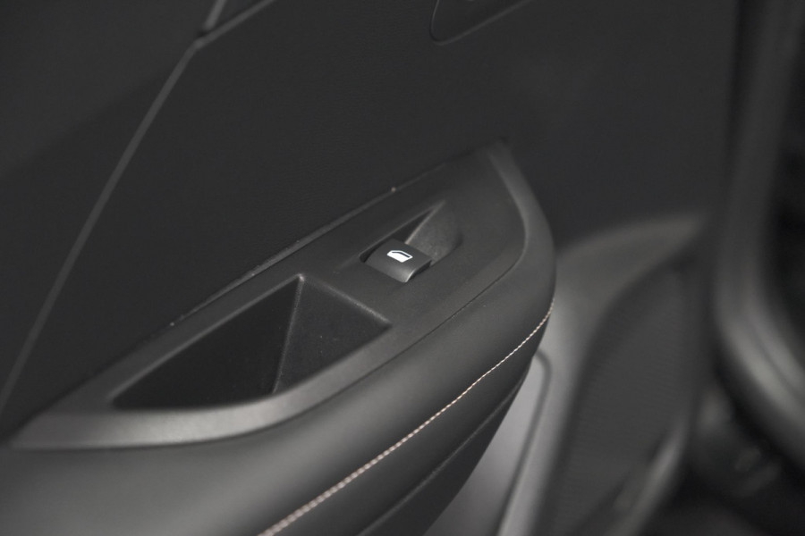 Peugeot 2008 Hybrid 136 e-DCS6 Allure | 360 Camera | Adaptieve Cruise Control | Dodehoekdetectie | Navigatie