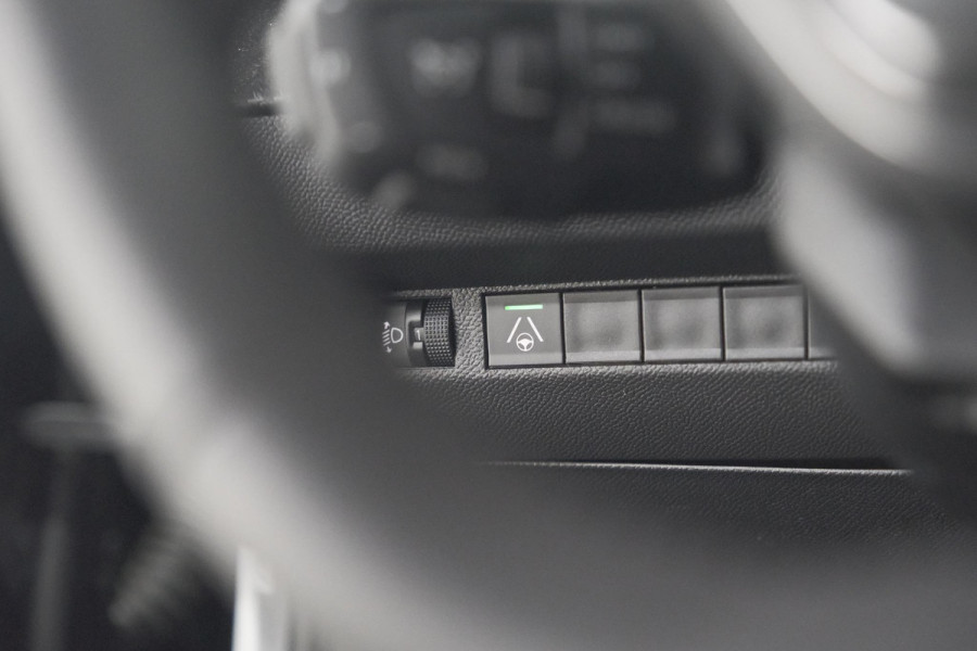 Peugeot 2008 Hybrid 136 e-DCS6 Allure | 360 Camera | Adaptieve Cruise Control | Dodehoekdetectie | Navigatie
