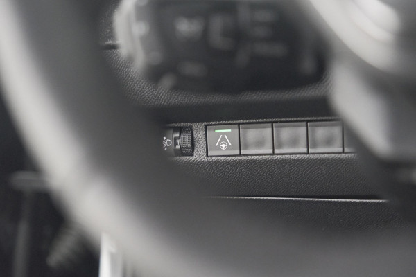 Peugeot 2008 Hybrid 136 e-DCS6 Allure | 360 Camera | Adaptieve Cruise Control | Dodehoekdetectie | Navigatie