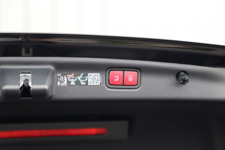 Mercedes-Benz C-Klasse 300e AMG | 313PK | Keyles-go | Memory | Digital-light | Sfeerverlichting | Distronic | Stoelverw. | Stuurwielverw. | Standkachel