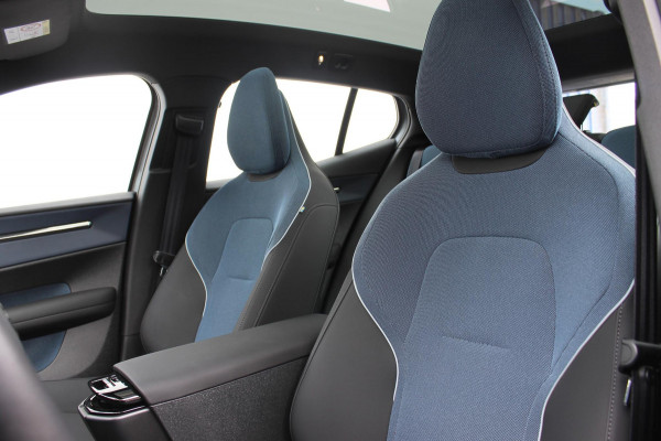Volvo EX30 428PK Automaat Twin Performance Ultra 360 graden camera / panorama dak / elektrisch verstelbare bestuurdersstoel / 19" lichtmetalen velgen