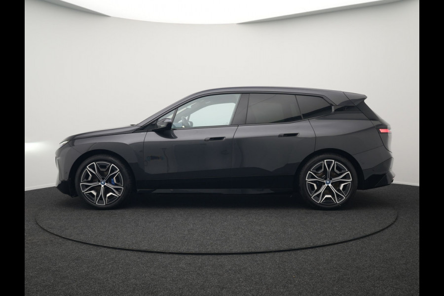 BMW iX xDrive40 High Executive 77 kWh INCL BTW | Trekhaak af Fabriek | Panodak | Lederen Comfortzetels Massage & Memory | 360 Camera | Head Up | Widescreen | 22"L.M | Harman Kardon |