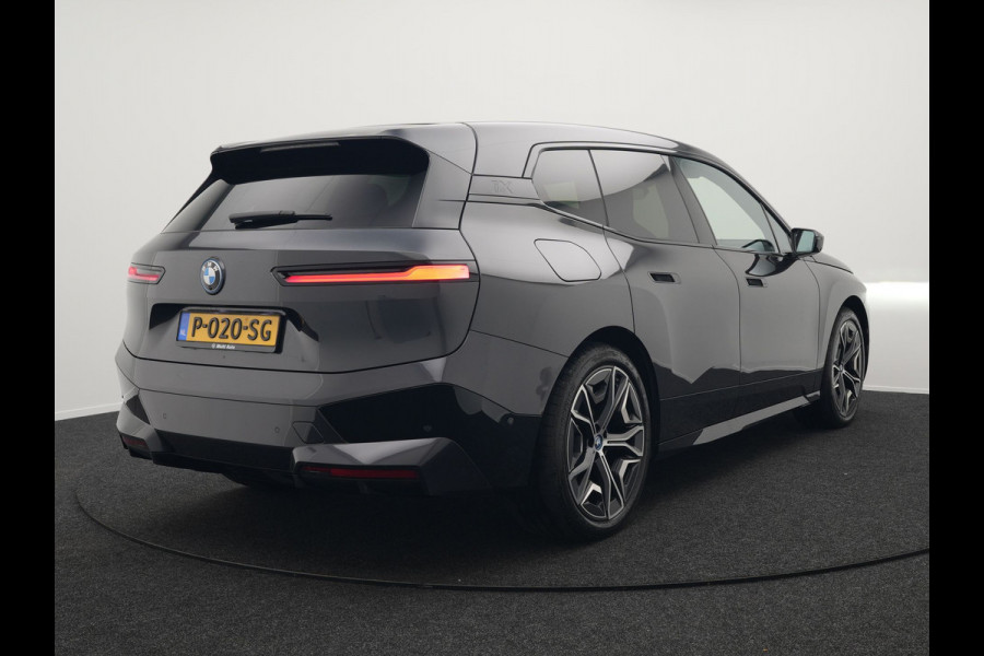 BMW iX xDrive40 High Executive 77 kWh INCL BTW | Trekhaak af Fabriek | Panodak | Lederen Comfortzetels Massage & Memory | 360 Camera | Head Up | Widescreen | 22"L.M | Harman Kardon |
