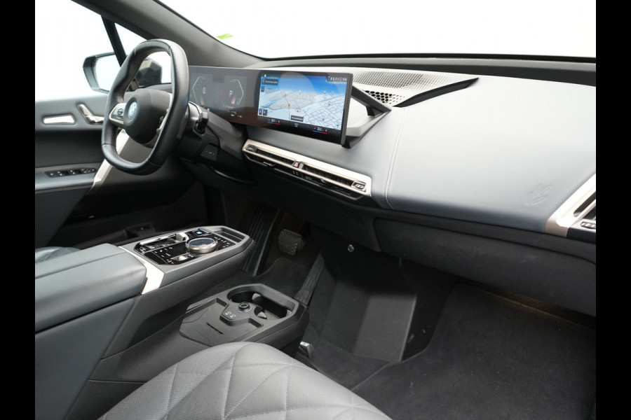 BMW iX xDrive40 High Executive 77 kWh INCL BTW | Trekhaak af Fabriek | Panodak | Lederen Comfortzetels Massage & Memory | 360 Camera | Head Up | Widescreen | 22"L.M | Harman Kardon |