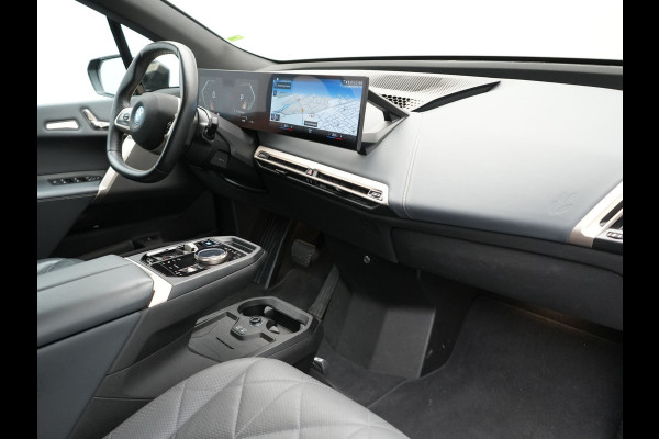 BMW iX xDrive40 High Executive 77 kWh INCL BTW | Trekhaak af Fabriek | Panodak | Lederen Comfortzetels Massage & Memory | 360 Camera | Head Up | Widescreen | 22"L.M | Harman Kardon |