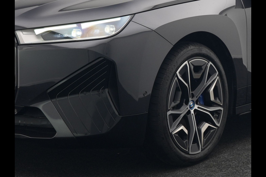 BMW iX xDrive40 High Executive 77 kWh INCL BTW | Trekhaak af Fabriek | Panodak | Lederen Comfortzetels Massage & Memory | 360 Camera | Head Up | Widescreen | 22"L.M | Harman Kardon |