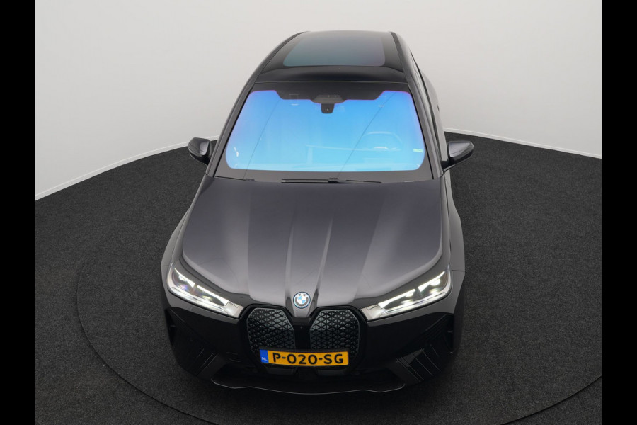 BMW iX xDrive40 High Executive 77 kWh INCL BTW | Trekhaak af Fabriek | Panodak | Lederen Comfortzetels Massage & Memory | 360 Camera | Head Up | Widescreen | 22"L.M | Harman Kardon |