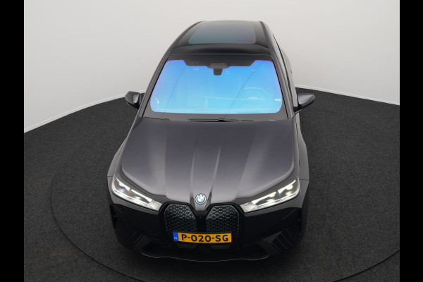 BMW iX xDrive40 High Executive 77 kWh INCL BTW | Trekhaak af Fabriek | Panodak | Lederen Comfortzetels Massage & Memory | 360 Camera | Head Up | Widescreen | 22"L.M | Harman Kardon |