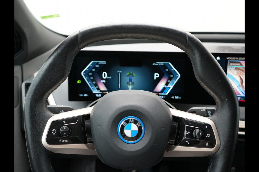 BMW iX xDrive40 High Executive 77 kWh INCL BTW | Trekhaak af Fabriek | Panodak | Lederen Comfortzetels Massage & Memory | 360 Camera | Head Up | Widescreen | 22"L.M | Harman Kardon |
