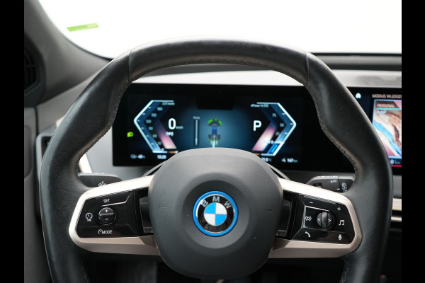 BMW iX xDrive40 High Executive 77 kWh INCL BTW | Trekhaak af Fabriek | Panodak | Lederen Comfortzetels Massage & Memory | 360 Camera | Head Up | Widescreen | 22"L.M | Harman Kardon |